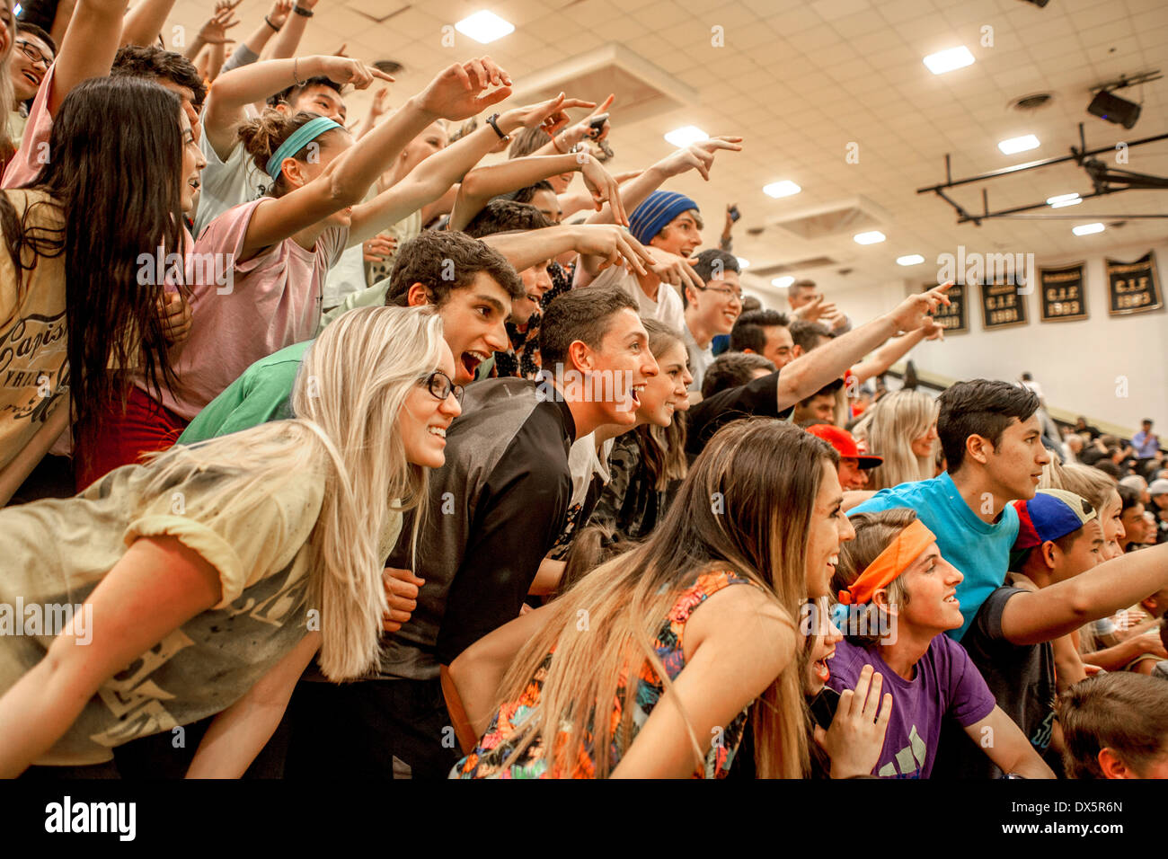 Un pubblico entusiasta orologi e saluti presso una scuola di gioco di basket in Mission Viejo, CA. Foto Stock