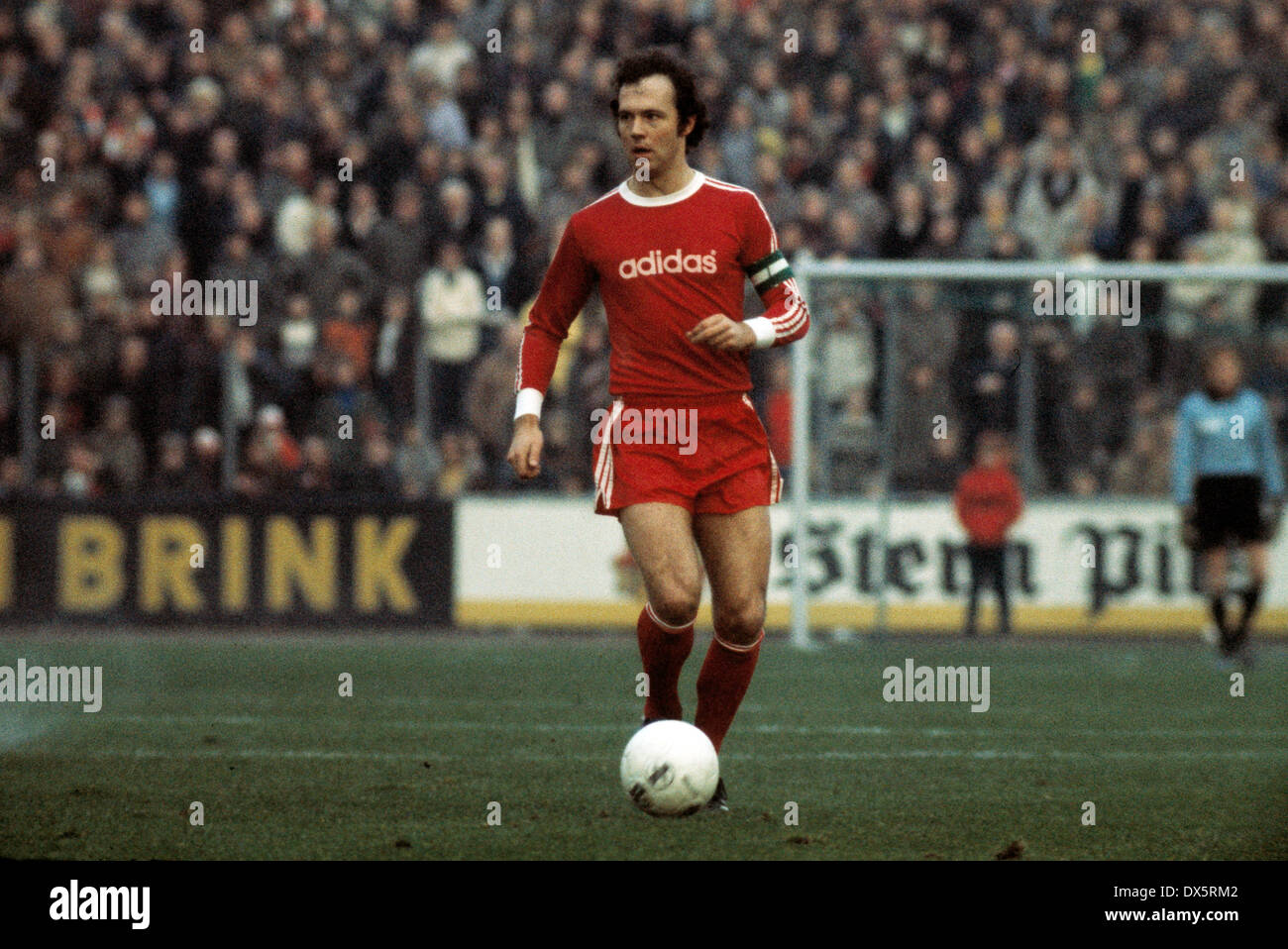 Calcio, Bundesliga, 1976/1977, Georg Melches Stadium, Rot Weiss Essen contro FC Bayern Monaco 1:4, scena del match, team leader Franz Beckenbauer in possesso palla Foto Stock