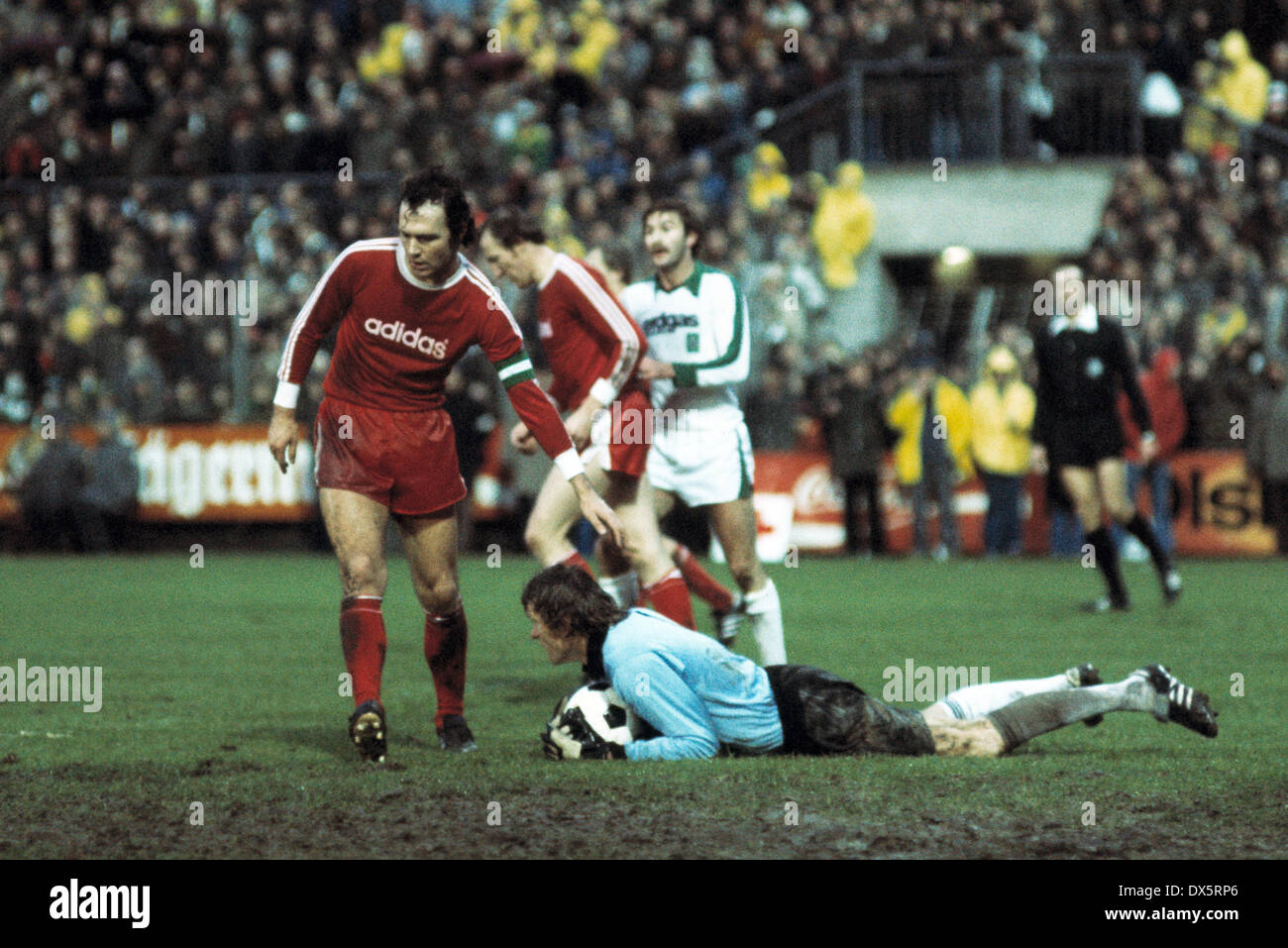 Calcio, Bundesliga, 1976/1977, Stadio am Boekelberg, Borussia Moenchengladbach contro FC Bayern Monaco 1:0, scena del match, custode Sepp Maier (FCB) salva la sfera, sinistra Franz Beckenbauer (FCB) Foto Stock