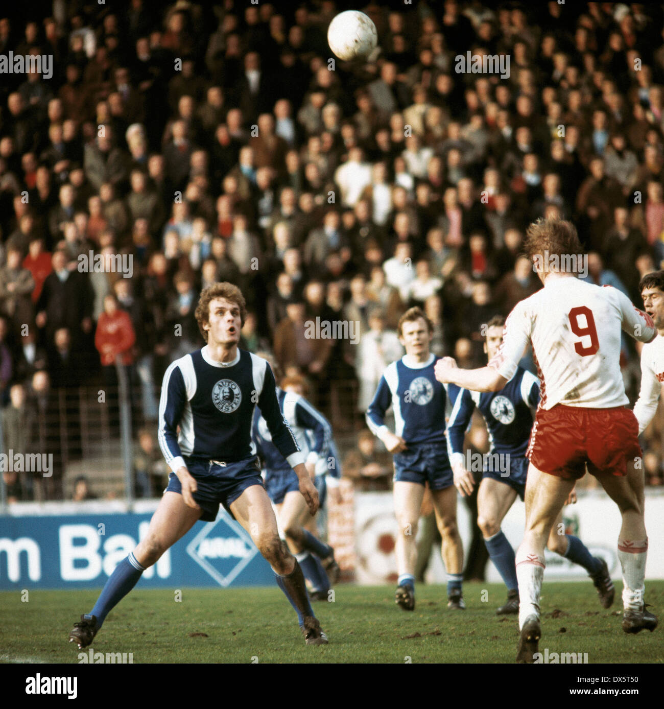 Calcio, Bundesliga, 1976/1977, Georg Melches Stadium, Rot Weiss Essen contro Hertha BSC Berlin 2:2, scena del match, Uwe Kliemann (Hertha) Foto Stock