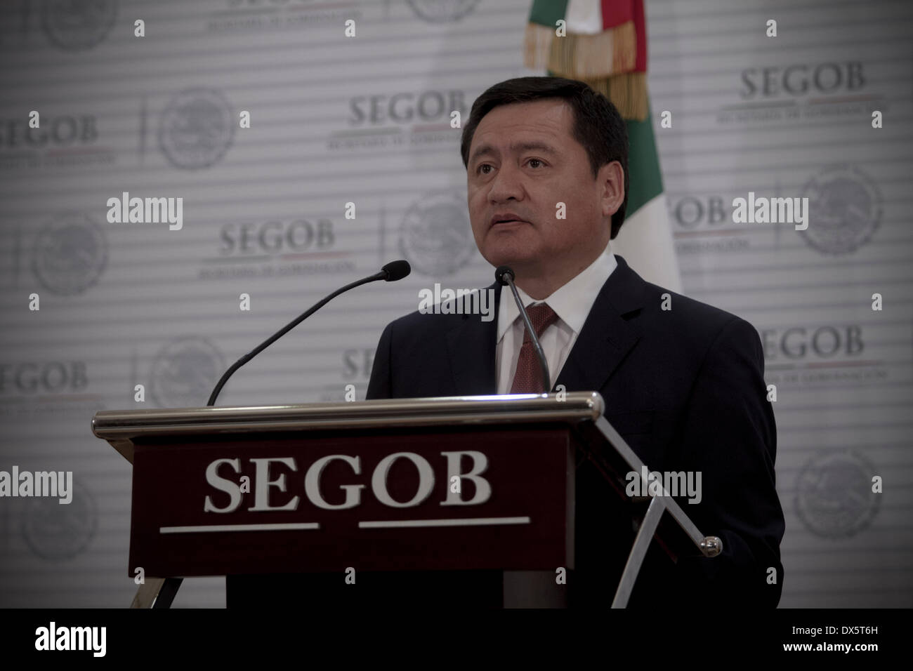 Città del Messico. Xviii Mar, 2014. Il Messico di Segretario degli Interni Miguel Angel Osorio Chong partecipa a una conferenza stampa per pubblicizzare il nuovo capo della commissione per la sicurezza nazionale, Monte Rubido Alejandro Garcia, sostituzione di Manuel Mondragon Kalb y, a Città del Messico, capitale del Messico, il 18 marzo 2014. © Alejandro Ayala/Xinhua/Alamy Live News Foto Stock
