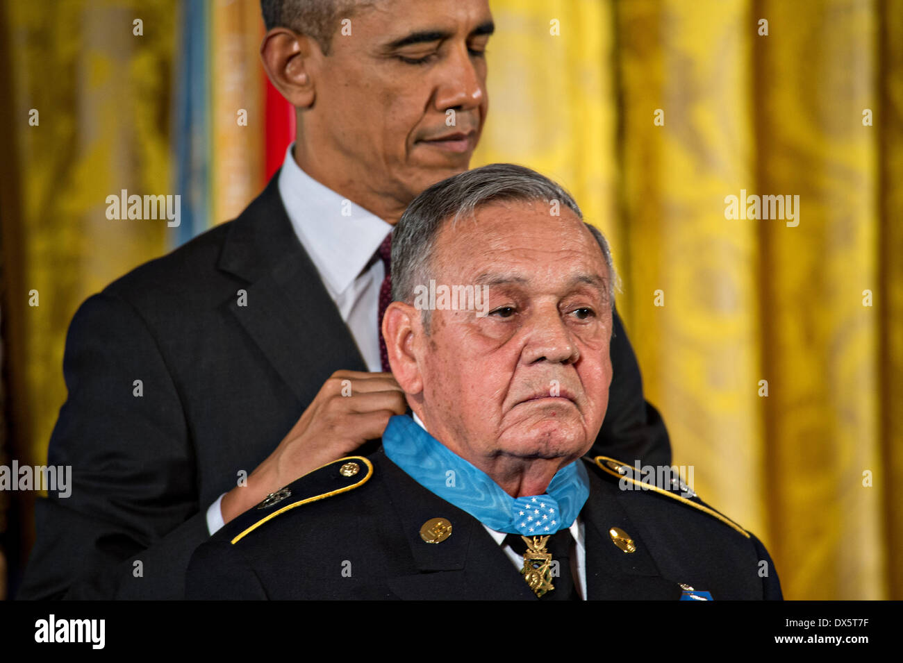 Il Presidente Usa Barack Obama awards medaglia d'onore al Master Sgt. Jose Rodela durante una cerimonia alla Casa Bianca il Marzo 18, 2014 a Washington D.C. Rodela si è guadagnato la medaglia d'onore per il suo valoroso azioni durante le operazioni di combattimento contro un nemico armato di Phuoc Long Provincia, Repubblica del Vietnam il 1 settembre 1969. Foto Stock