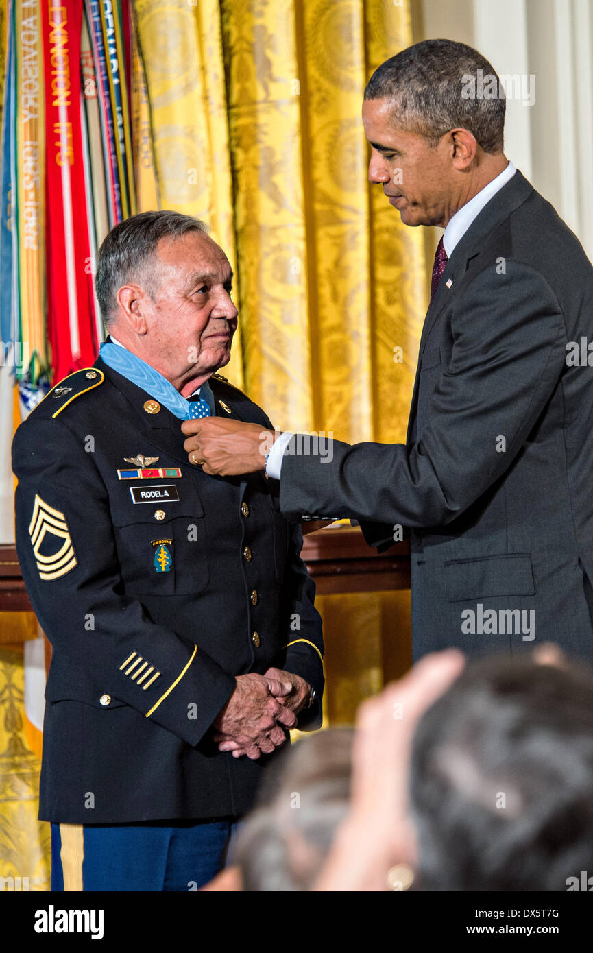 Il Presidente Usa Barack Obama awards medaglia d'onore al Master Sgt. Jose Rodela durante una cerimonia alla Casa Bianca il Marzo 18, 2014 a Washington D.C. Rodela si è guadagnato la medaglia d'onore per il suo valoroso azioni durante le operazioni di combattimento contro un nemico armato di Phuoc Long Provincia, Repubblica del Vietnam il 1 settembre 1969. Foto Stock