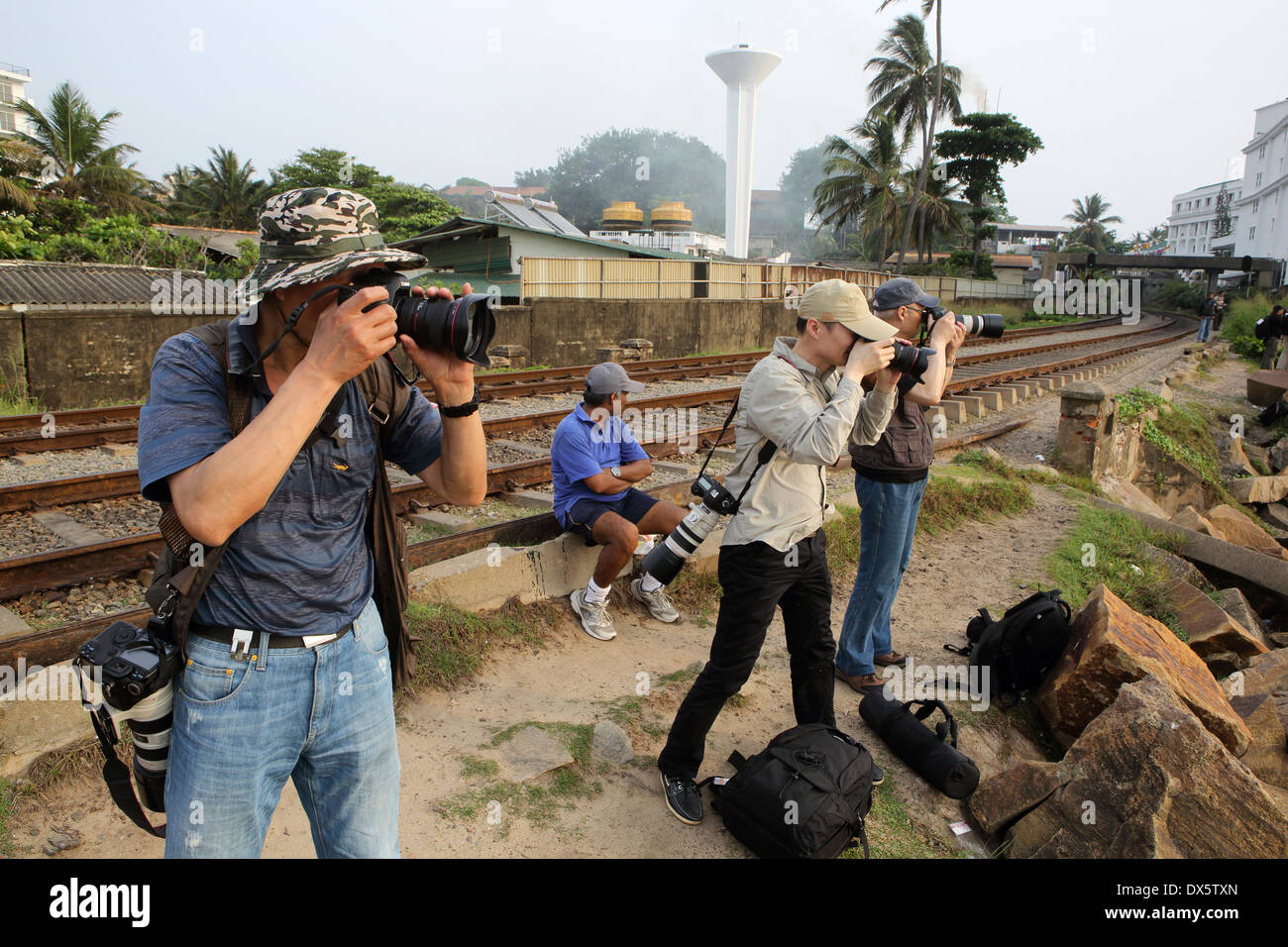 I turisti cinesi sulla fotografia tour dello Sri Lanka per scattare delle foto in Mount Lavinia, Colombo Foto Stock