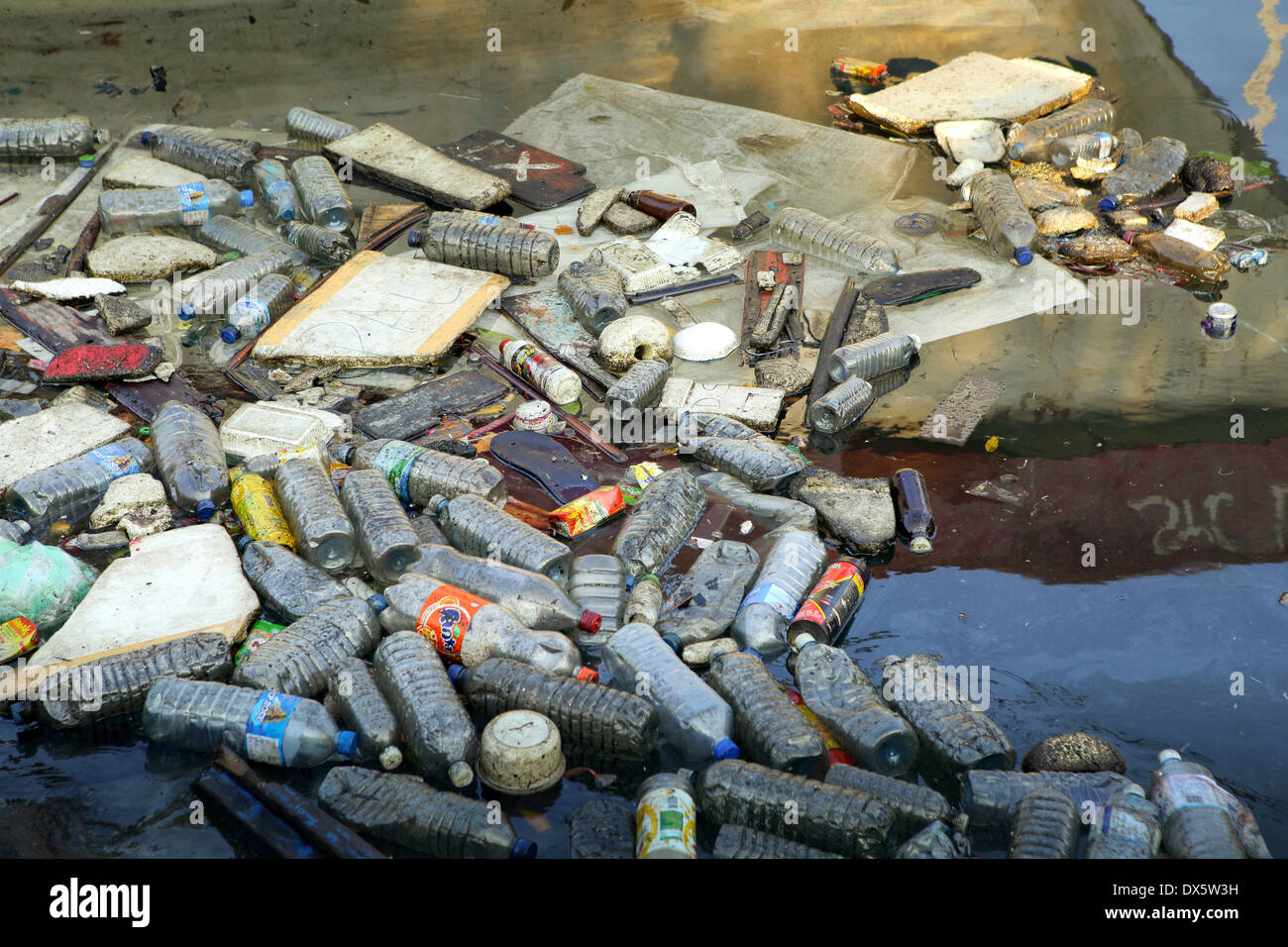 Bottiglie di plastica e altri rifiuti domestici in Marissa porto di pesca, Weligama Bay, Sri Lanka Foto Stock