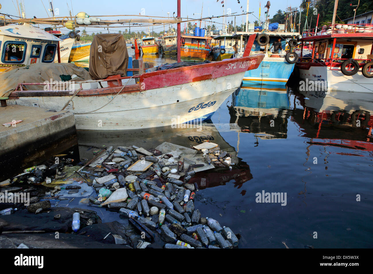 Bottiglie di plastica e altri rifiuti domestici in Marissa porto di pesca, Weligama Bay, Sri Lanka Foto Stock
