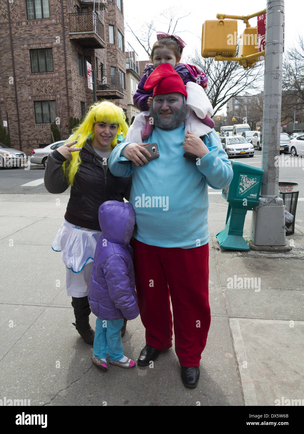 Gli Ebrei religiosi celebrano la festa di Purim nel Parco di Borough sezione di Brooklyn. Foto Stock