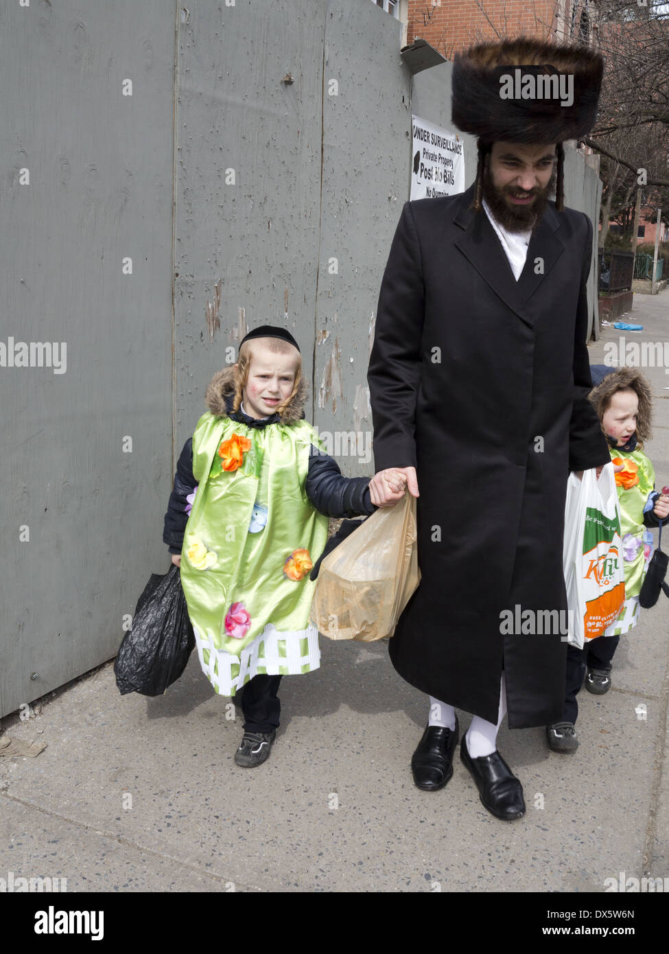 Gli Ebrei religiosi celebrano la festa di Purim nel Parco di Borough sezione di Brooklyn. Foto Stock