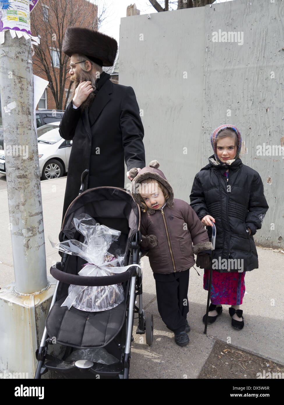 Gli Ebrei religiosi celebrano la festa di Purim nel Parco di Borough sezione di Brooklyn. Foto Stock
