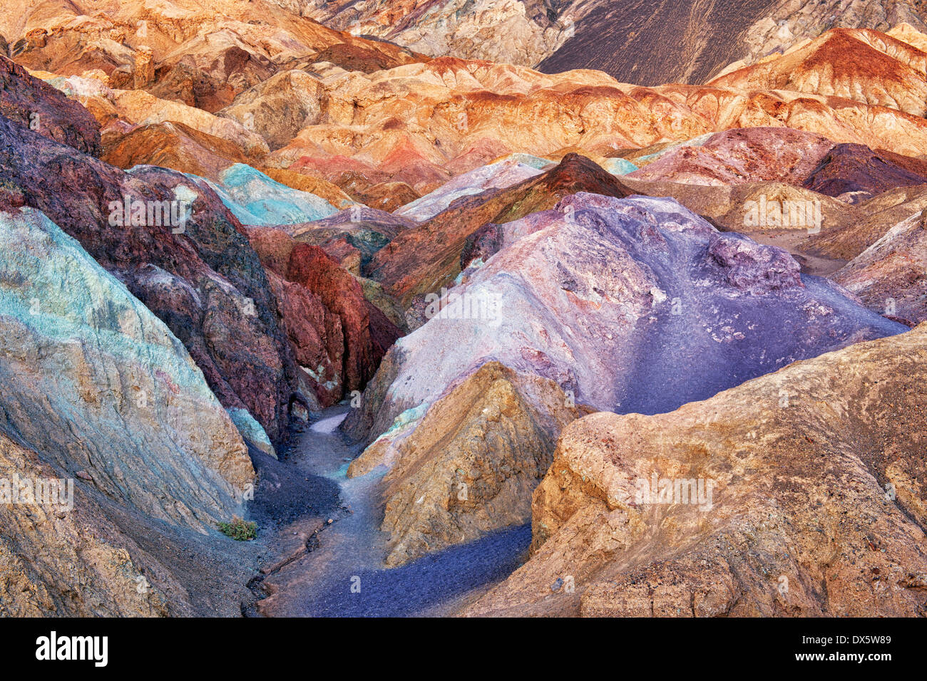 Crepuscolo civile arricchisce i colori vivaci dell'artista tavolozza in California il Parco Nazionale della Valle della Morte. Foto Stock