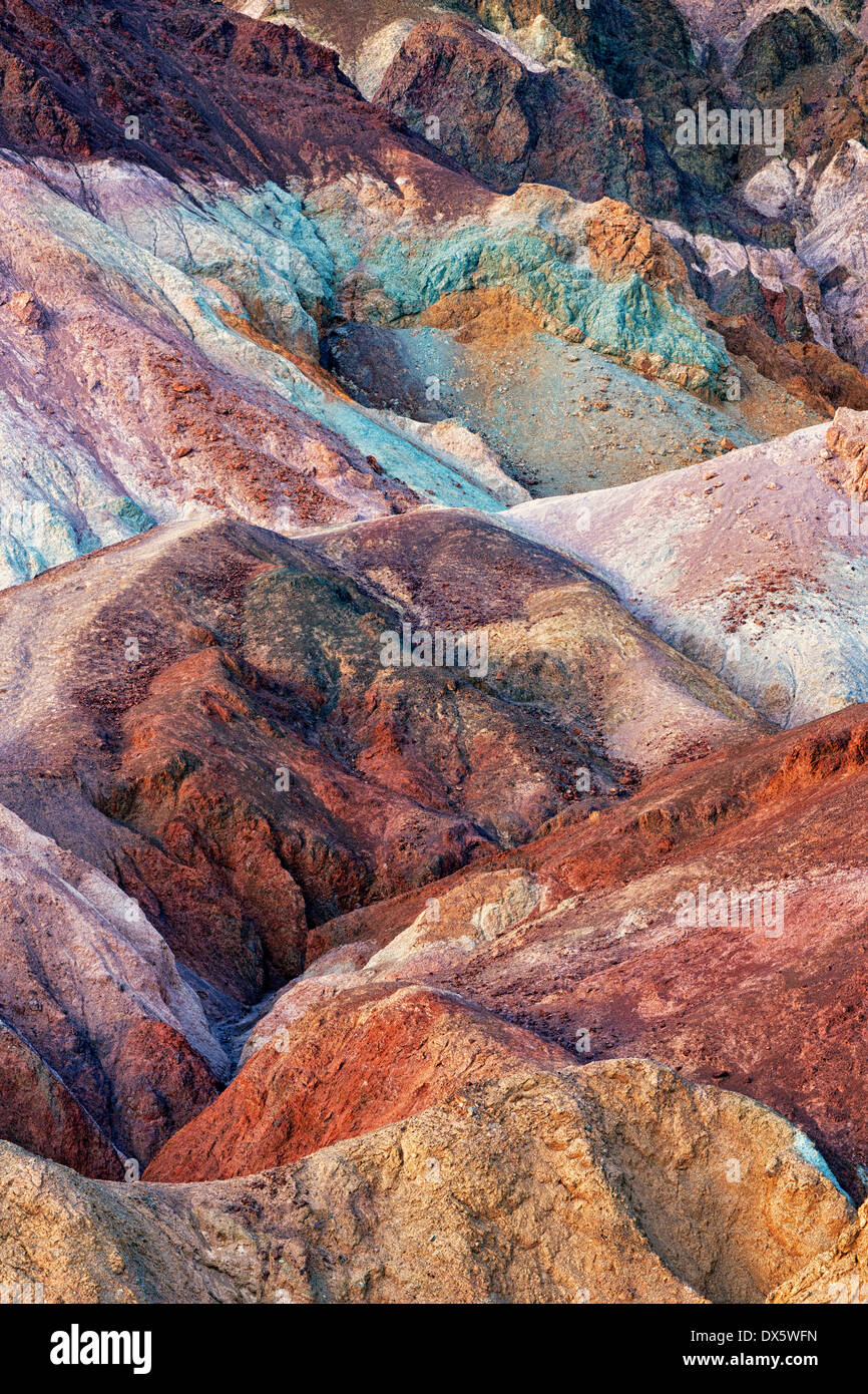 Crepuscolo civile arricchisce i colori vivaci dell'artista tavolozza in California il Parco Nazionale della Valle della Morte. Foto Stock