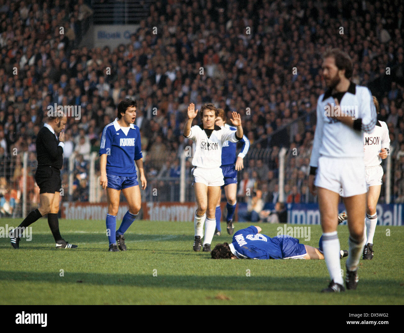 Calcio, Bundesliga, 1977/1978, Stadio an der Castroper Strasse, VfL Bochum versus Eintracht Frankfurt 0:1, scena del match, fallo giocare, arbitro f.l.t.r. Walter Niemann, Horst Trimhold (VFL), Wolfgang Kraus (Eintracht), Klaus Franke (VFL) feriti agro Foto Stock