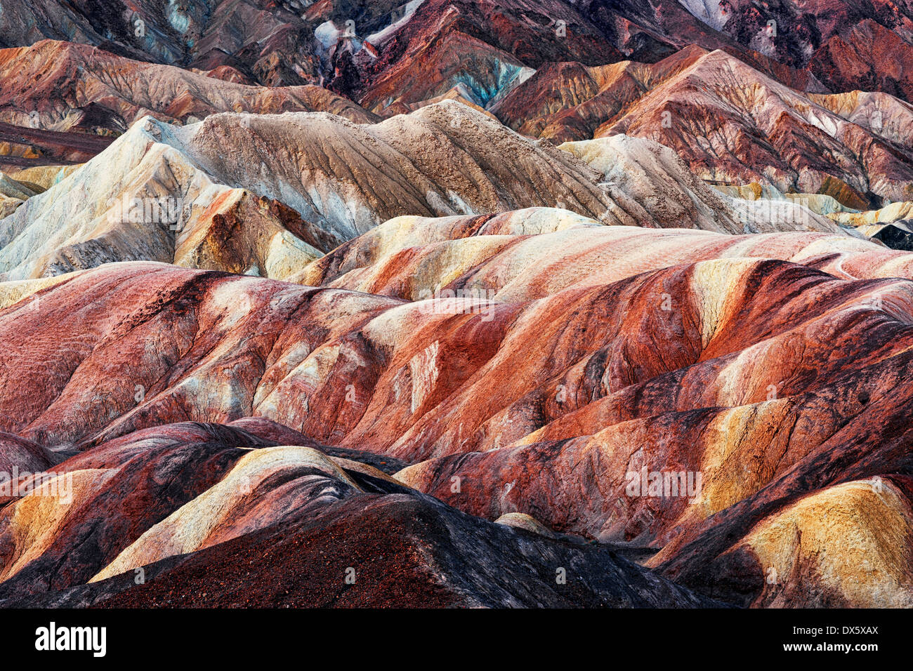 Crepuscolo civile migliora i colori spettacolari del Golden Canyon Badlands in California il Parco Nazionale della Valle della Morte. Foto Stock