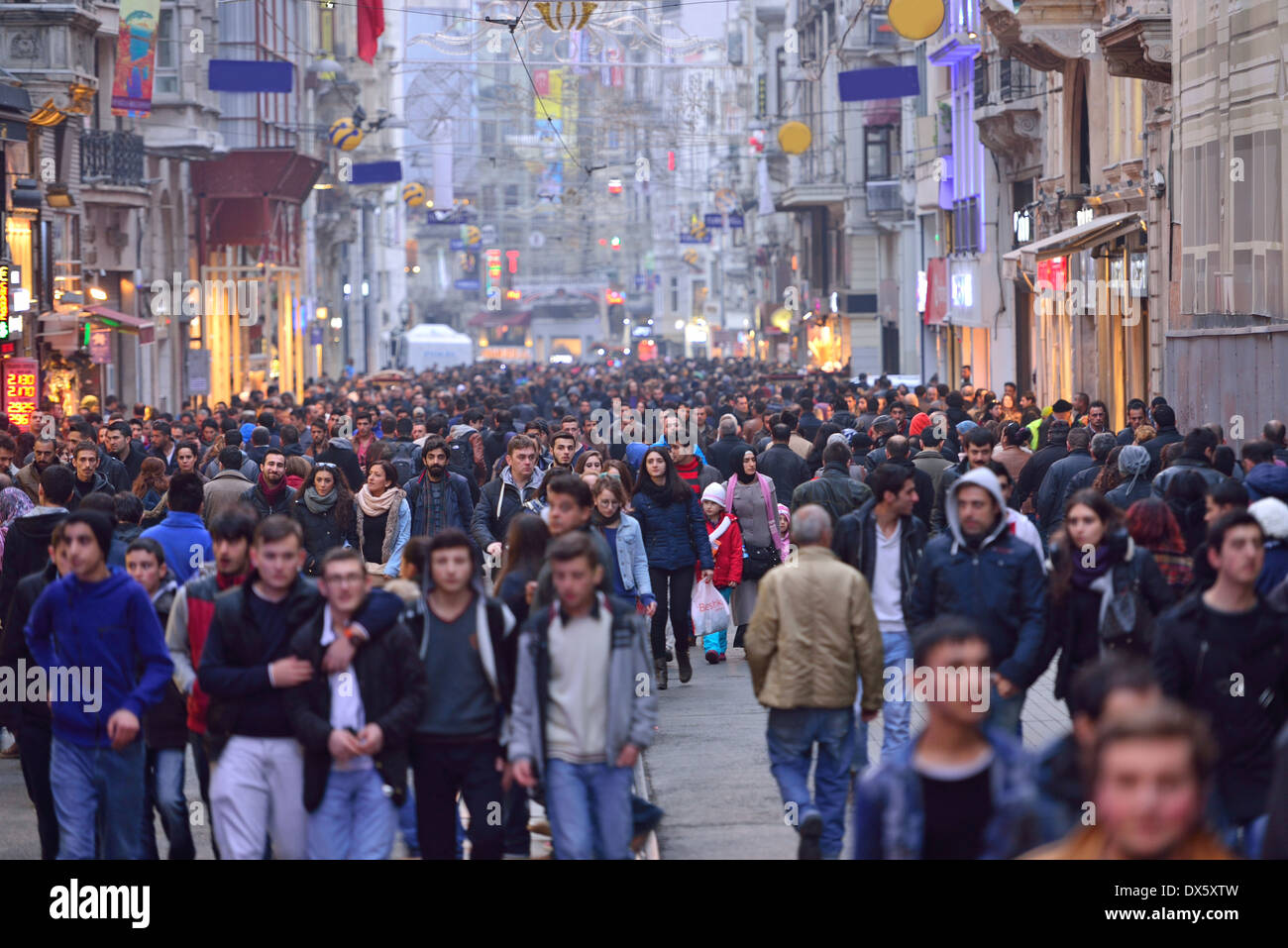 ISTANBUL, Turchia - 12 gennaio: la gente camminare sulla strada Istiklal on gennaio 12, 2014 ad Istanbul in Turchia. Foto Stock