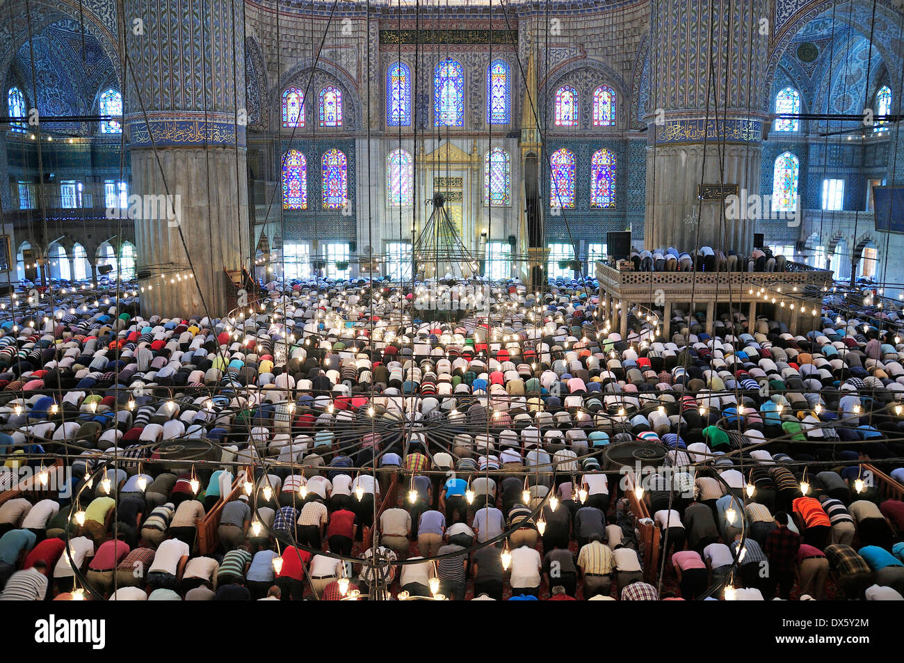 ISTANBUL, Turchia - 29 giugno: i musulmani la preparazione durante la preghiera la moschea di Sultanahmet il 29 giugno 2012 ad Istanbul in Turchia. Foto Stock