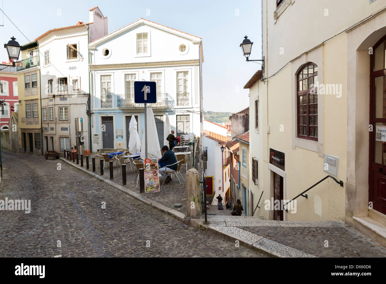 COIMBRA, Portogallo - MARZO 13,2014: Strada stretta con antiche case nella città vecchia, Coimbra, Portogallo Foto Stock