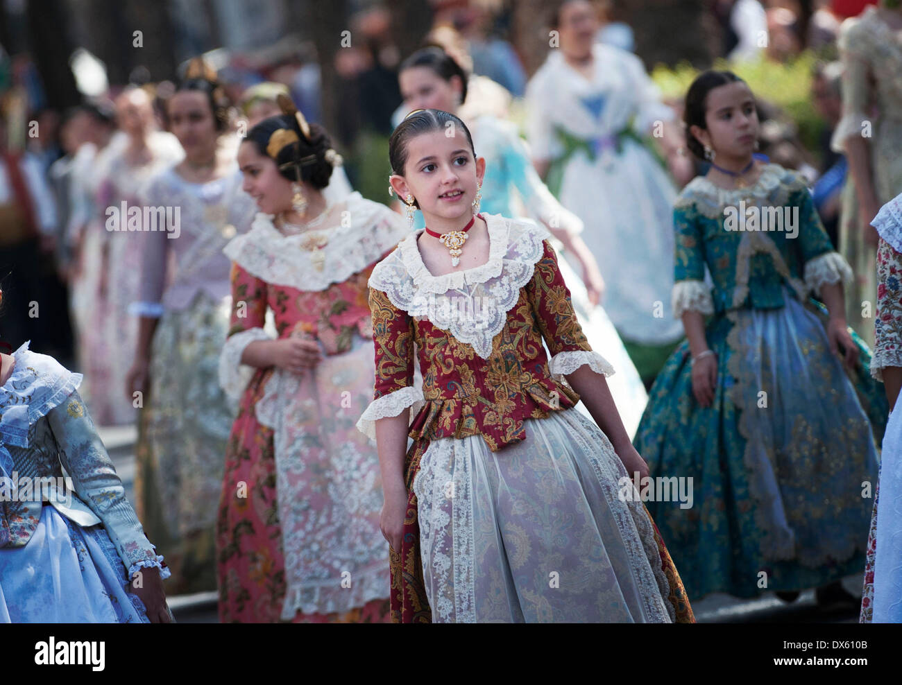 Valencia, Spagna. Xviii Mar, 2014. Ragazze in costume tradizionale sono visibili durante il Fallas Festival Parade di offrire mazzi per la gigantesca scultura della Vergine a Valencia, in Spagna, in marzo. 18, 2014. Fallas è una tradizionale celebrazione in occasione della commemorazione di San Giuseppe nella città di Valencia, in Spagna. Credito: Xinhua/Alamy Live News Foto Stock