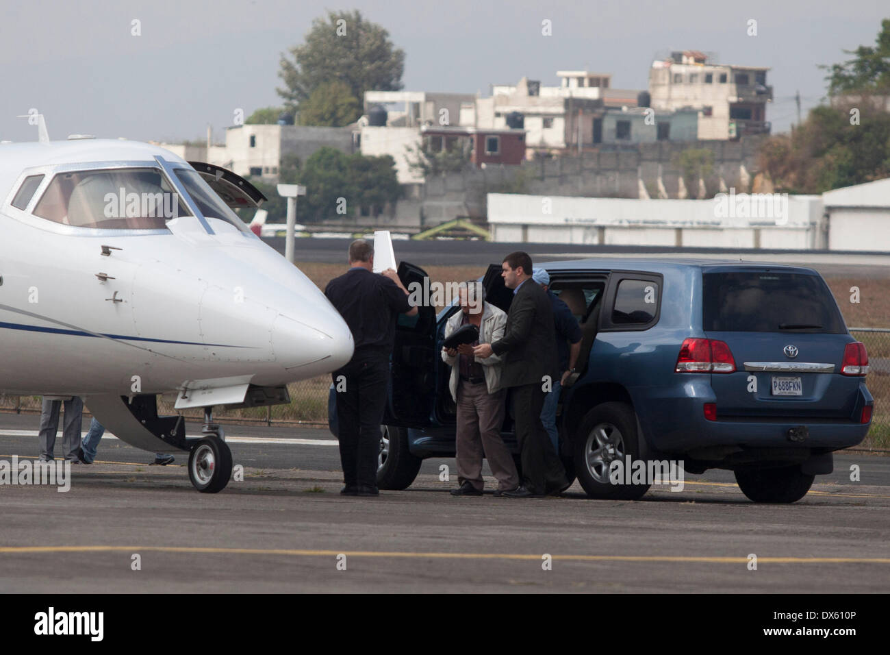 Città del Guatemala (Guatemala). Xviii Mar, 2014. La presunta trafficante di droghe, Waldemar Lorenzana Lima (C), è custodita da agenti degli Stati Uniti La Drug Enforcement Agency, durante la sua estradizione verso gli Stati Uniti, a Città del Guatemala, capitale del Guatemala, il 18 marzo 2014. Credito: Luiss Echeverria/Xinhua/Alamy Live News Foto Stock
