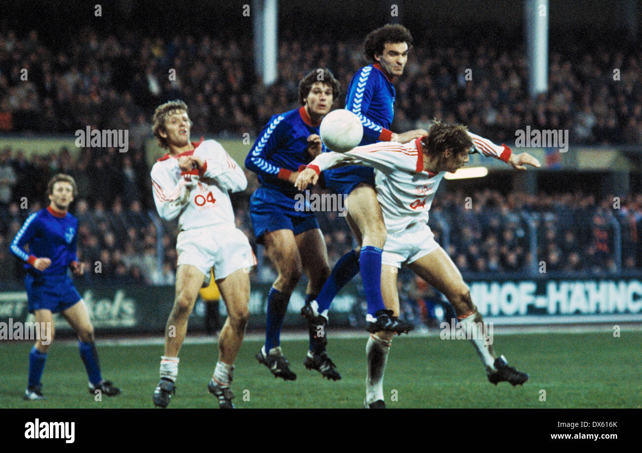 Calcio, 2. Bundesliga Nord, 1978/1979, Grotenburg Stadium, Bayer 05 Uerdingen versus Bayer 04 Leverkusen 0:0, scena del match, antenna duello, Heinz Mostert (Uerdingen) 2.F.R. e Ludger Van de Loo (Uerdingen) 3.F.R. Foto Stock