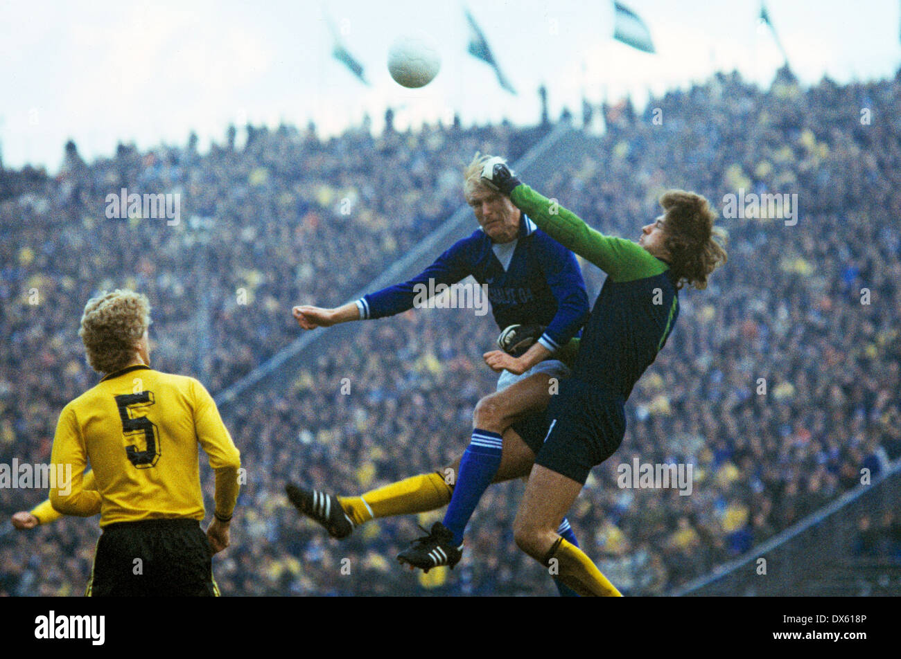 Calcio, Bundesliga, 1978/1979, Parkstadion, FC Schalke 04 contro il Borussia Dortmund 5:1, scena del match, antenna duello, custode Eike Immel (BVB) destra e Rolf Ruessmann (S04) Foto Stock