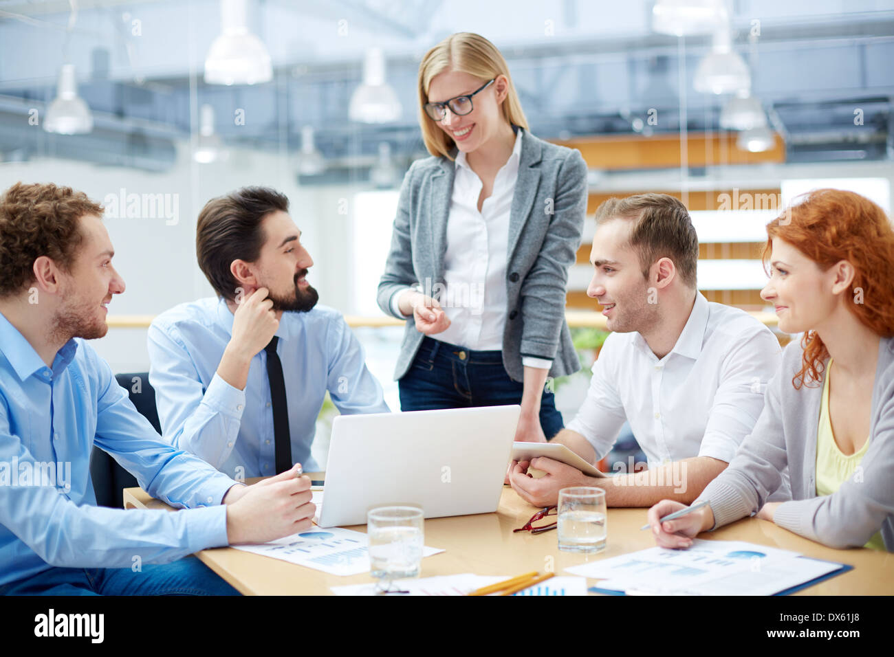 Affiatato team aziendale che approva il suo collega ha un'idea circa il lavoro di sviluppo Foto Stock