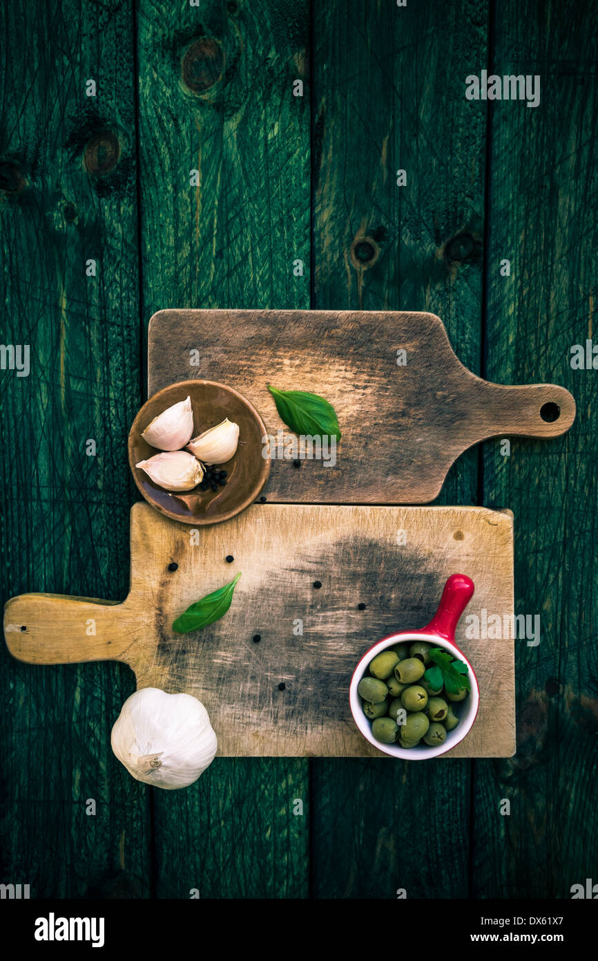 I taglieri e spezie sul tavolo di legno Foto Stock