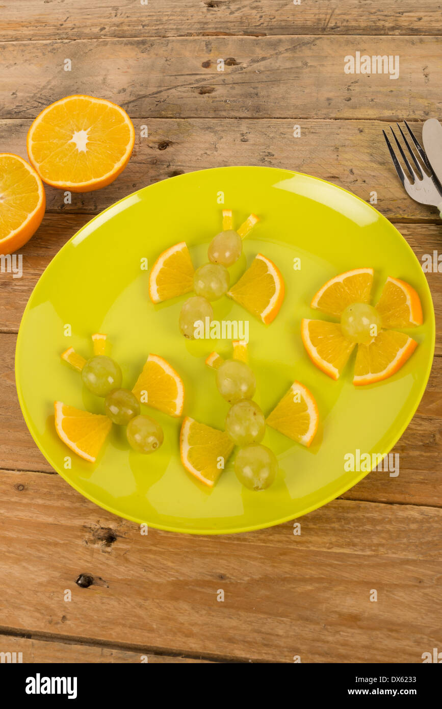 Fruttato farfalle, un suggerimento per un creativo kid dessert Foto Stock