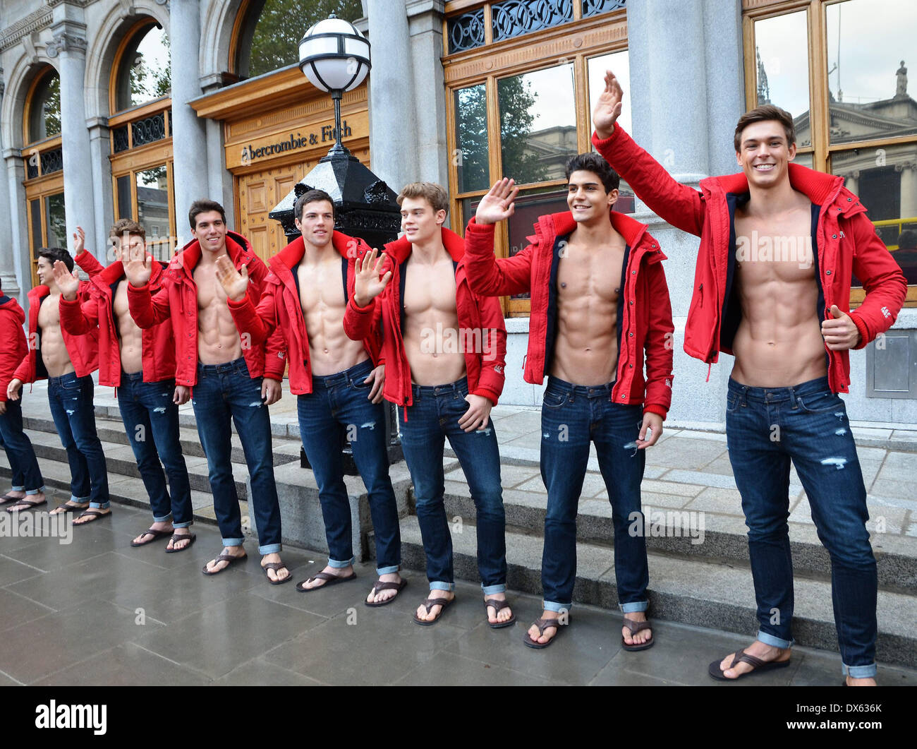 Modelli di retailer americano Abercrombie & Fitch apre un flagship store su  College Green con: modelli in cui: Dublino, Irlanda W Foto stock - Alamy