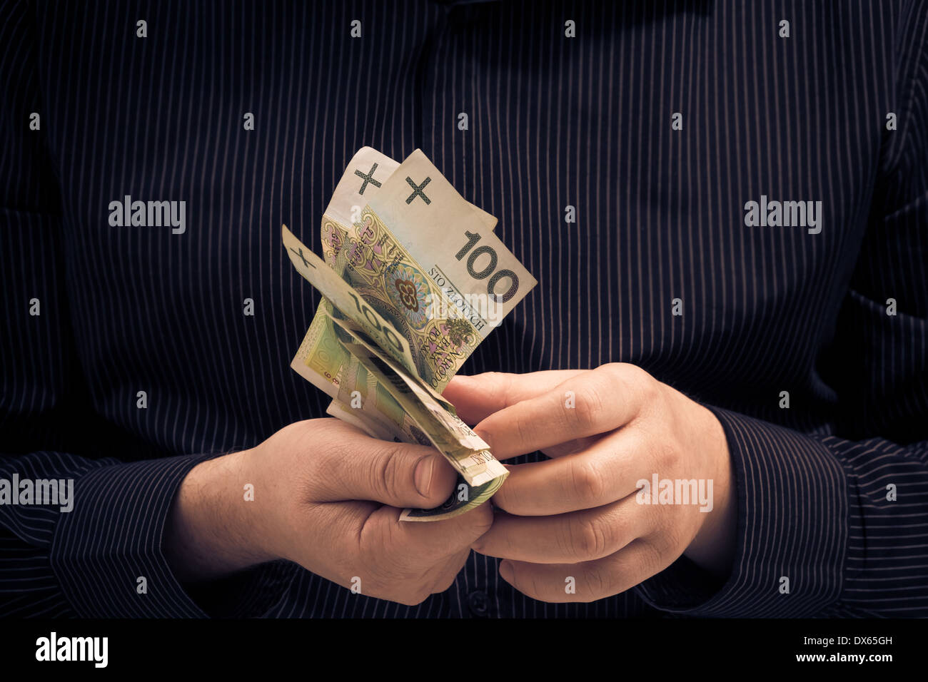 La persona conta una certa quantità di denaro Foto Stock