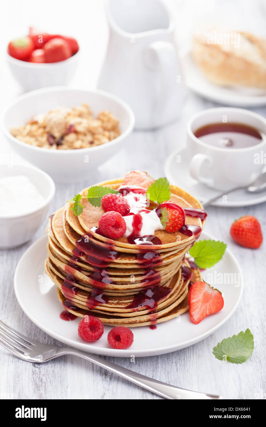 Frittelle di Berry e marmellata per la prima colazione Foto Stock