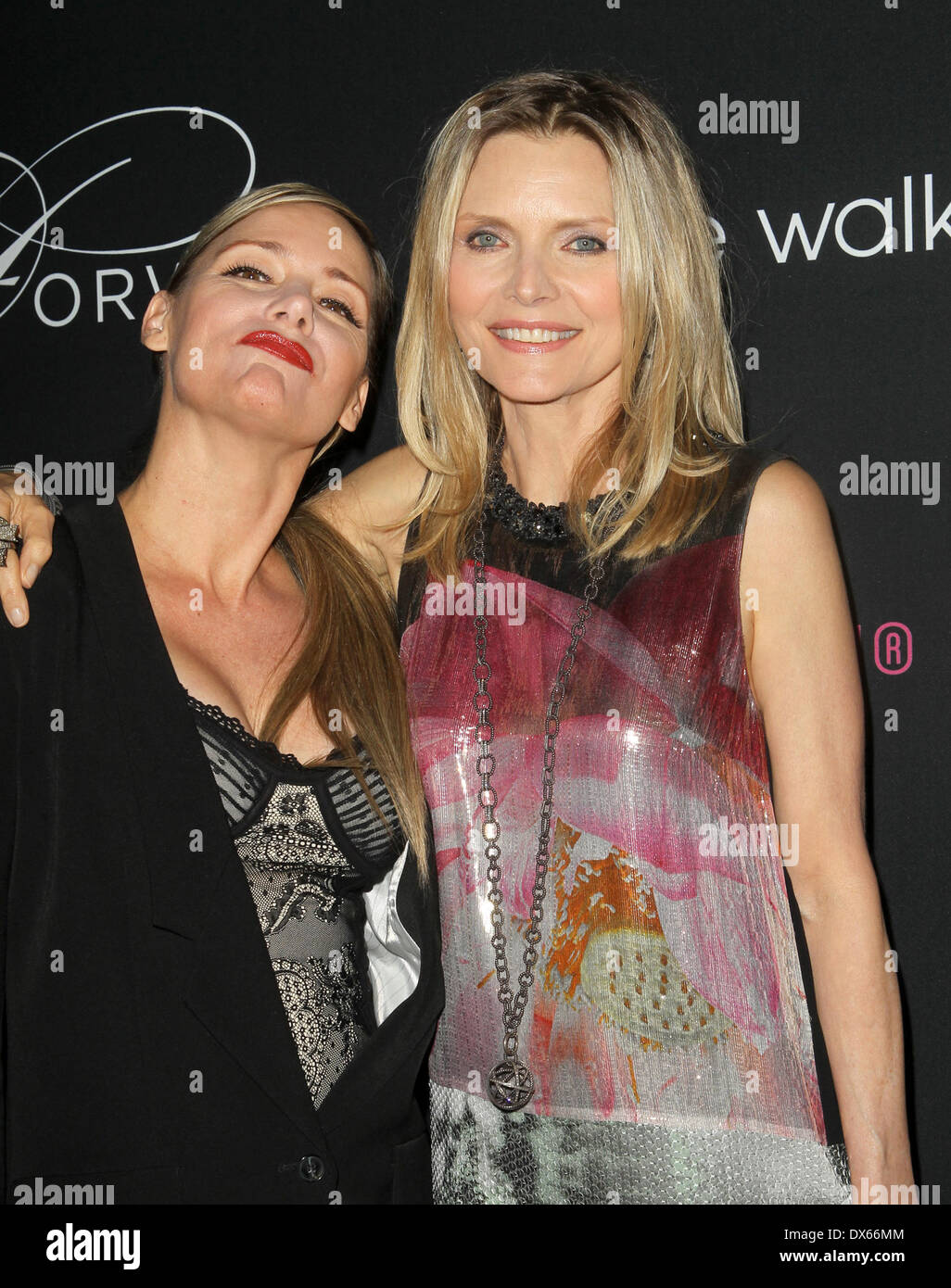 Dedee Pfeiffer, Michelle Pfeiffer Elyse Walker presenta l' ottavo annuale festa rosa ospitato da Michelle Pfeiffer al beneficio Cedars-Sinai donne programma cancro - Gli arrivi di Los Angeles, California - 27.10.12 con: Dedee Pfeiffer, Michelle Pfeiffer dove: Santa Monica, California, Stati Uniti quando: 27 Ott 2012 Foto Stock