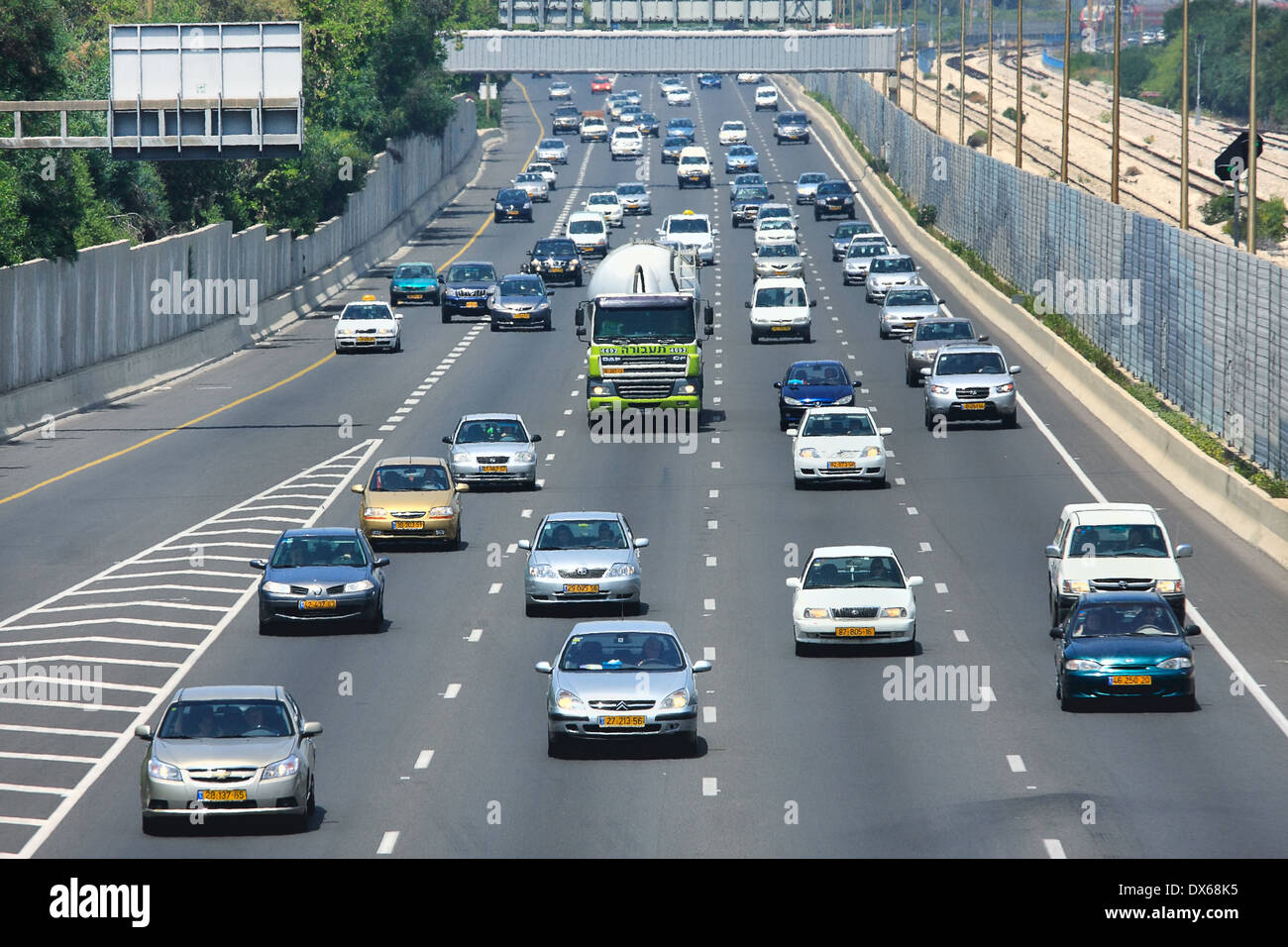 Il flusso di traffico su autostrada Ayalon a Tel Aviv, Israele. Foto Stock