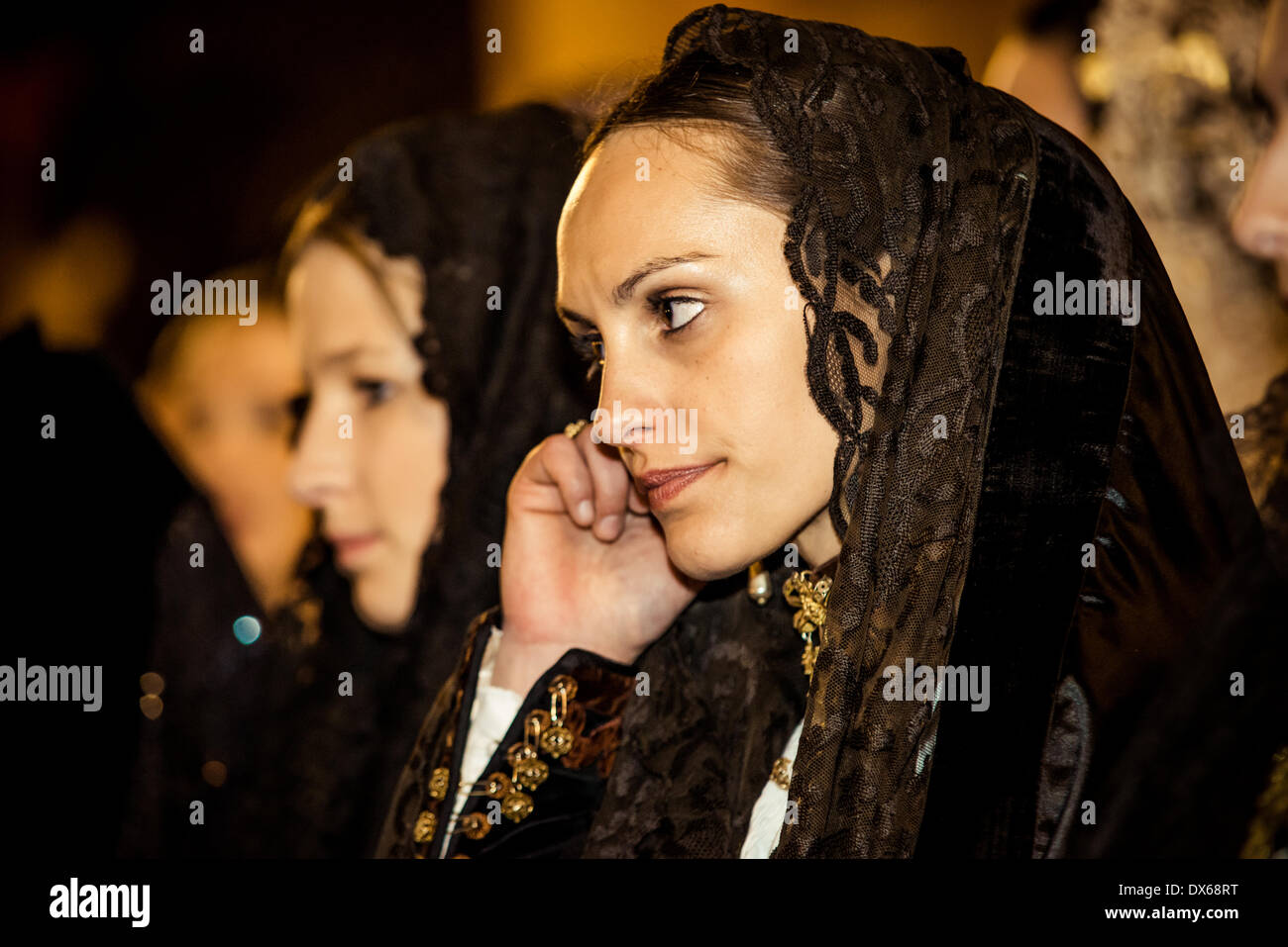Valencia, Spagna. Marzo 18th, 2014: Un Fallera emozionale dopo una cerimonia religiosa dedicata alla Virgen de los Desemperados dall Arcivescovo di Valencia, Carlos Osoro, dopo il fiore che offre è terminato. Credito: matthi/Alamy Live News Foto Stock Valencia, Spagna. Marzo 18th, 2014: Un Fallera emozionale dopo una cerimonia religiosa dedicata alla Virgen de los Desemperados dall Arcivescovo di Valencia, Carlos Osoro, dopo il fiore che offre è terminato. Credito: matthi/Alamy Live News Foto Stock