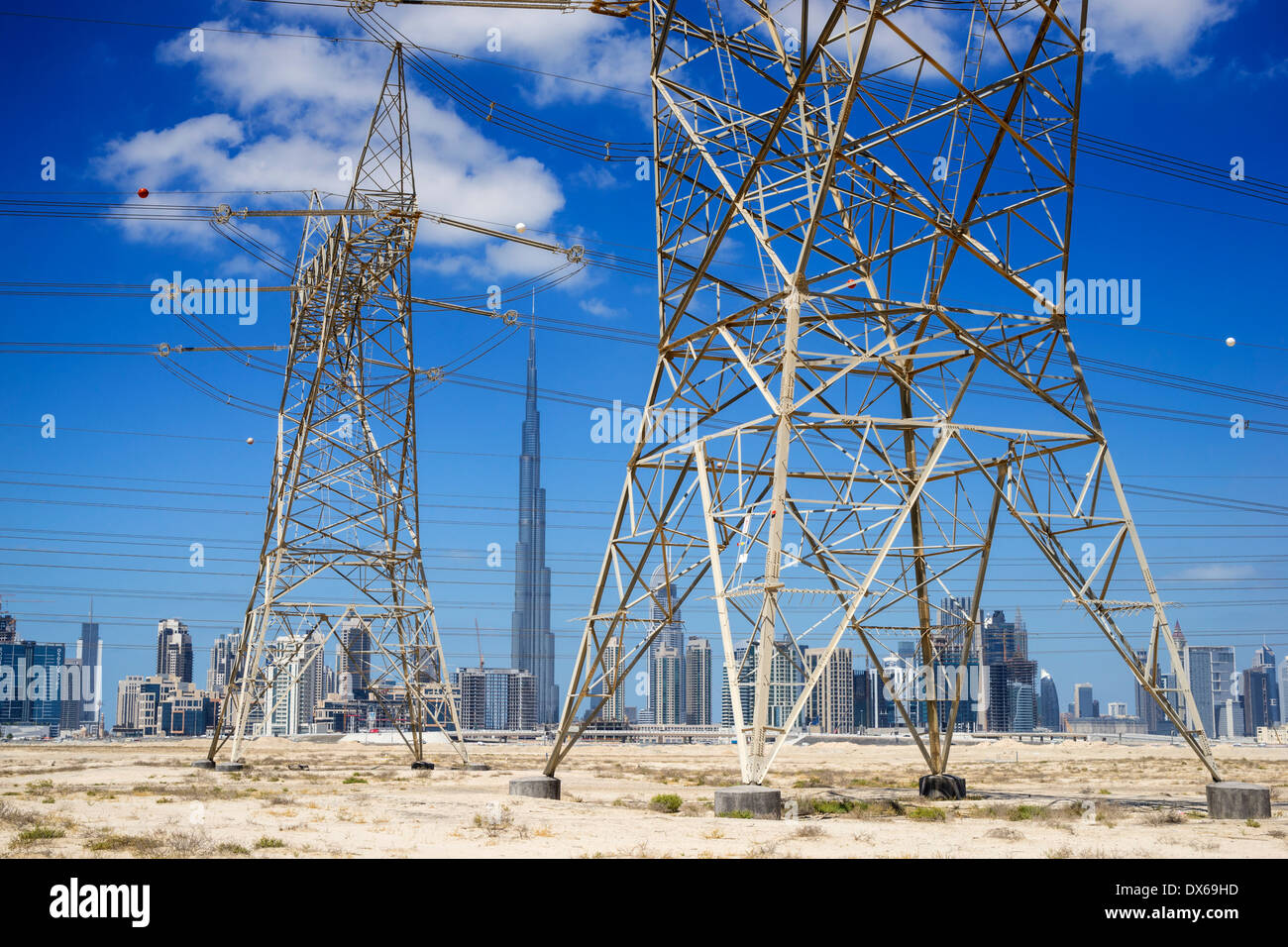 Skyline di Dubai con la trasmissione di elettricità ad alta tensione tralicci in Emirati Arabi Uniti Foto Stock