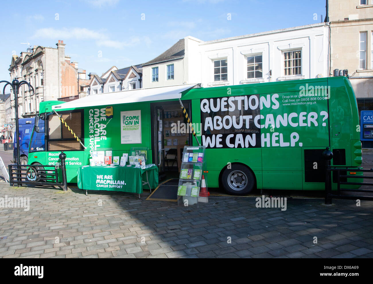 Macmillan Cancer supportano bus di verde nel centro della città di Chippenham, Wiltshire, Inghilterra Foto Stock
