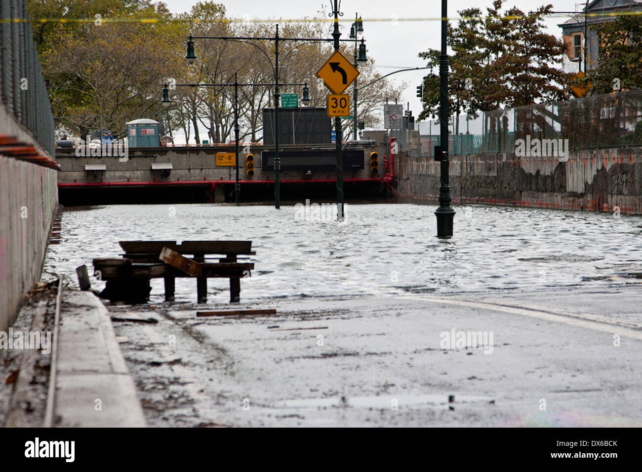 Il Brooklyn Battery Tunnel allagato con acqua. I residenti in tutti i distretti di New York City, hanno risvegliato la devastazione lasciata per una notte da 'superstorm' sabbiosa. Gli alberi sono stati sradicati, frantumazione automobili e bloccando l'accesso alle strade. Il Presidente Usa Barack Obama ha dichiarato New York 'grande area di disastro". Gli aeroporti sono chiusi e le imprese hanno esortato a non riaprire fino a quando non è sicuro di farlo. Con : la batteria di Brooklyn Tunnel allagato con acqua. Dove: New York City, Stati Uniti quando: 30 Ott 2012 Foto Stock