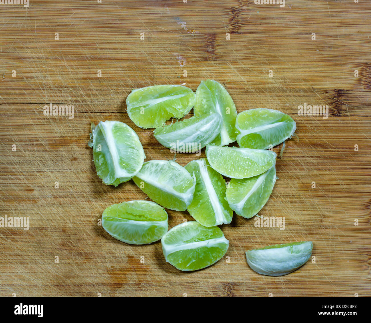 Lime fresco pelato rotto e pronto da mangiare. Foto Stock