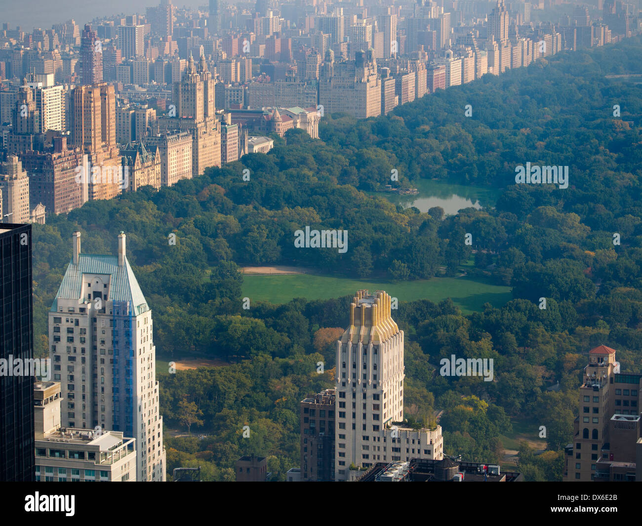 Central Park visto da GE Edificio, Rockefeller Center in una nebbiosa giornata a New York 2 Foto Stock