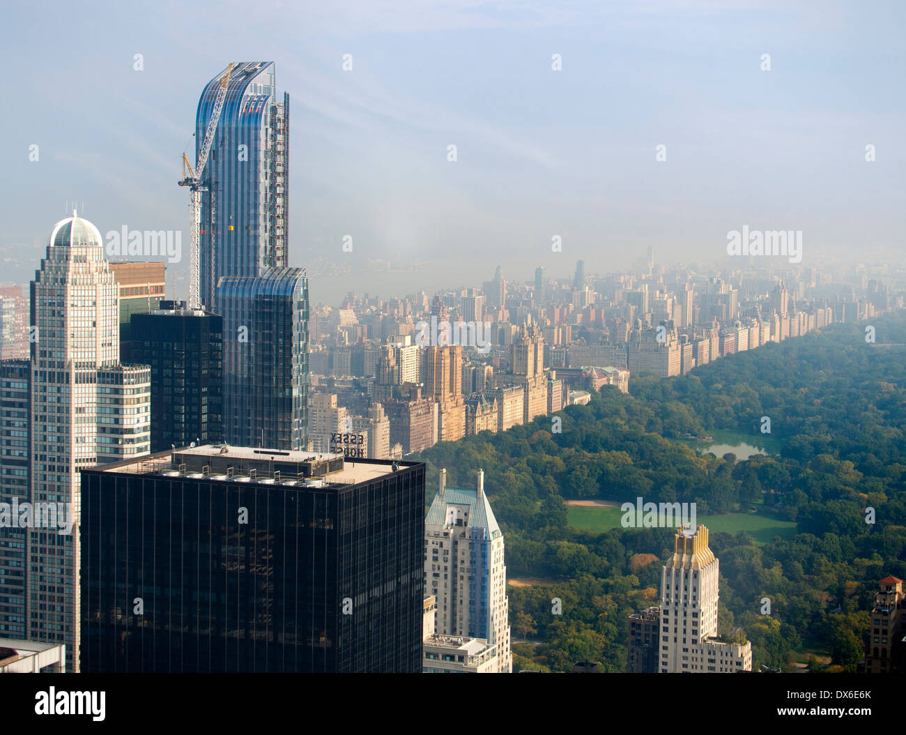 Central Park visto da GE Edificio, Rockefeller Center in una nebbiosa giornata di New York Foto Stock