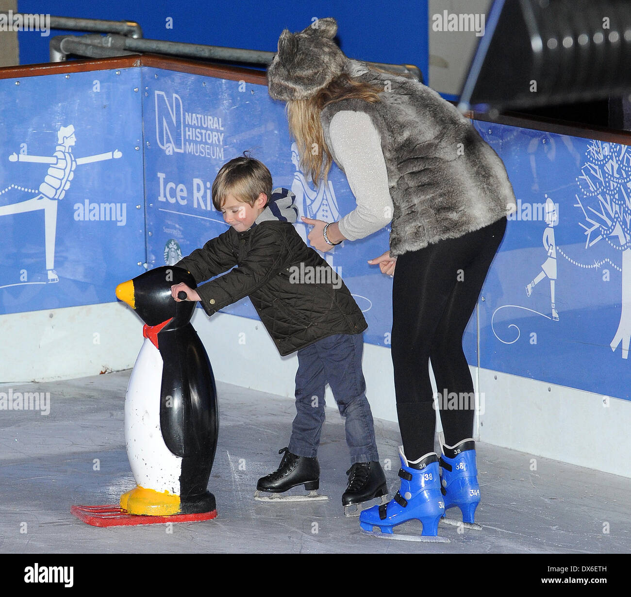 Stacey Solomon e figlio, Zaccaria il Museo di Storia naturale pista di pattinaggio su ghiaccio launch party - all'interno di Londra, Inghilterra - 01.11.12 dotate: Sta Foto Stock