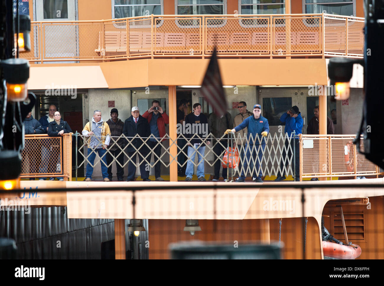 Servizio in atmosfera è ripresa su Staten Island Ferry che collega il Battery Park nel centro cittadino di Manhattan a St Georges su Staten Island. La traversata in traghetto è un servizio gratuito che è un " commuter " vitale collegamento tra i due comuni per i newyorkesi. Dotato di: atmosfera dove: New York City, Stati Uniti quando: 01 Nov 2012 Foto Stock