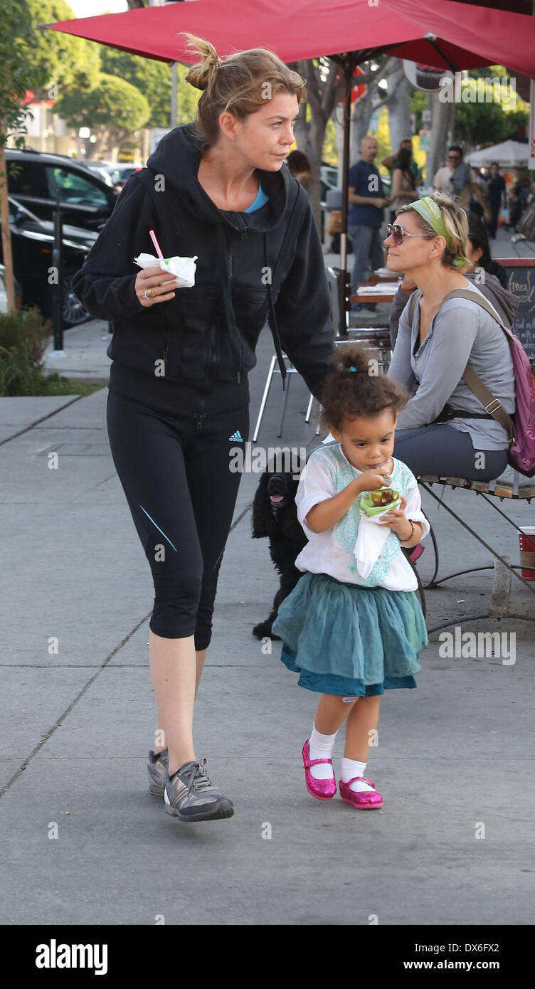 Ellen Pompeo con sua figlia Stella Luna Pompeo Ivery mangiare in movimento mentre in Los Angeles Los Angeles, California - 02.11.12 dotate: Ellen Pompeo con sua figlia Stella Luna Pompeo Ivery quando: 02 Nov 2012 Foto Stock