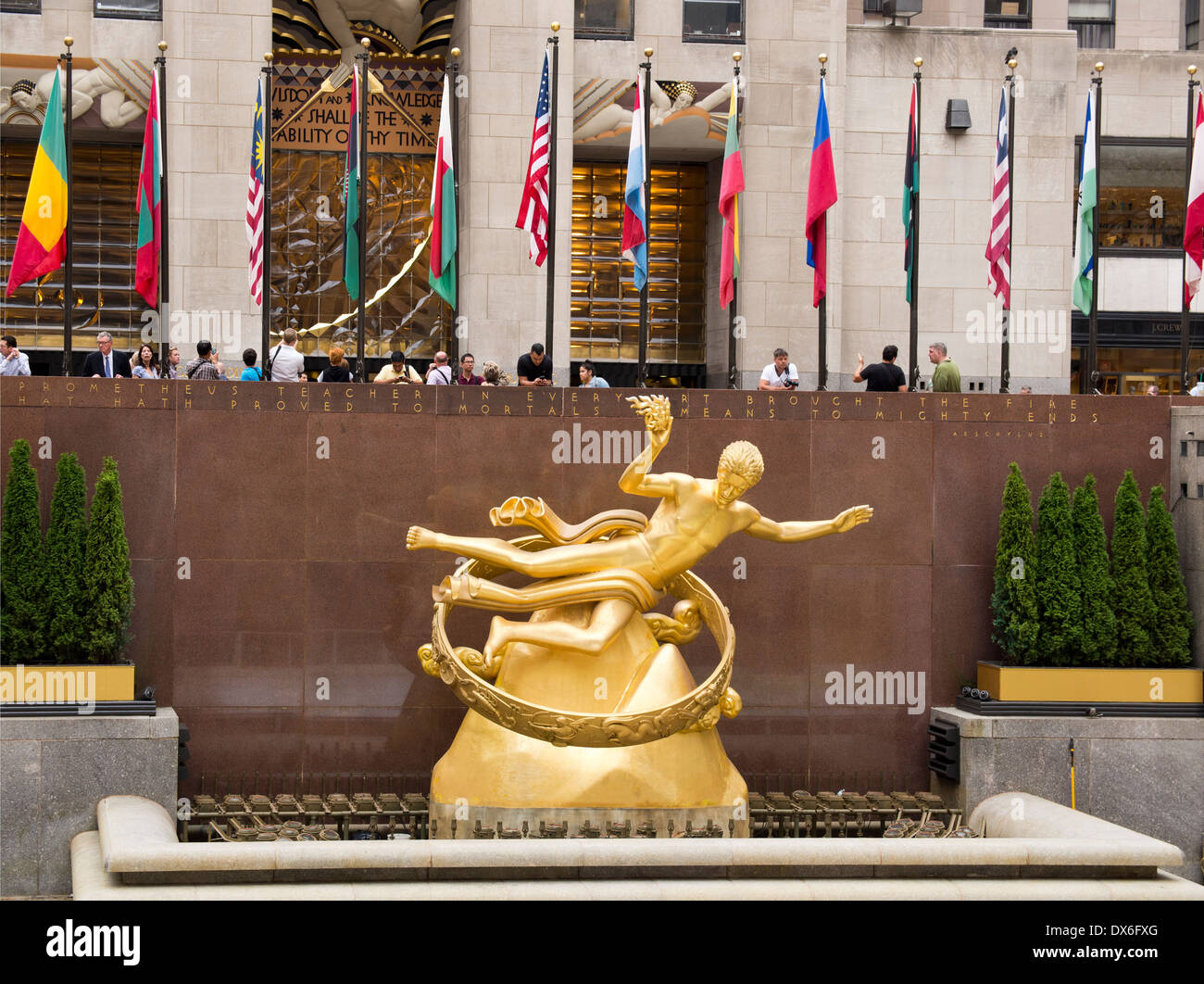 Statua dorata al di sopra della pista di pattinaggio al Rockefeller Center di New York STATI UNITI D'AMERICA Foto Stock