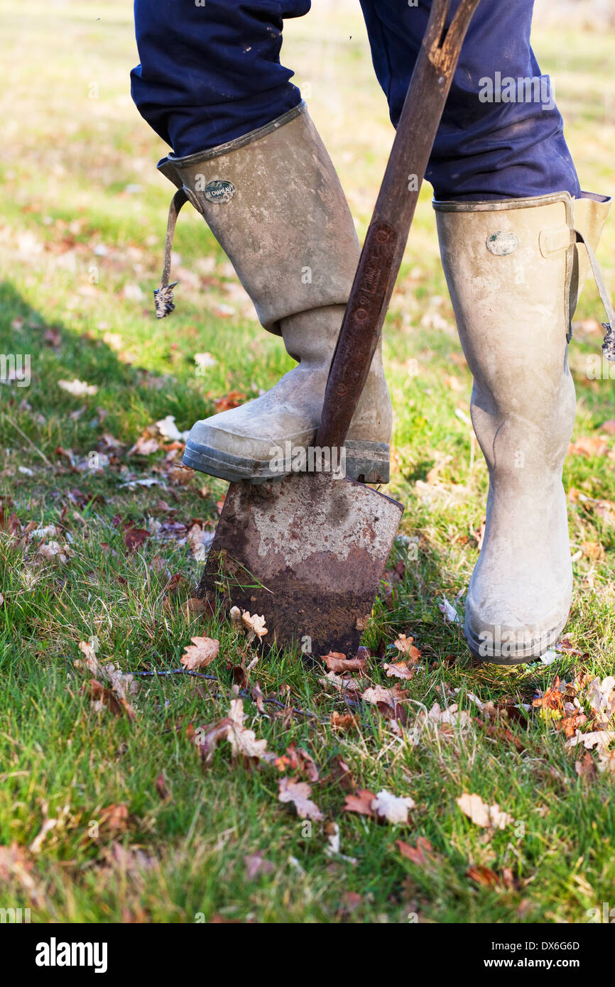 Stivali da pioggia e vanga, uomo scava nella campagna inglese Foto stock -  Alamy