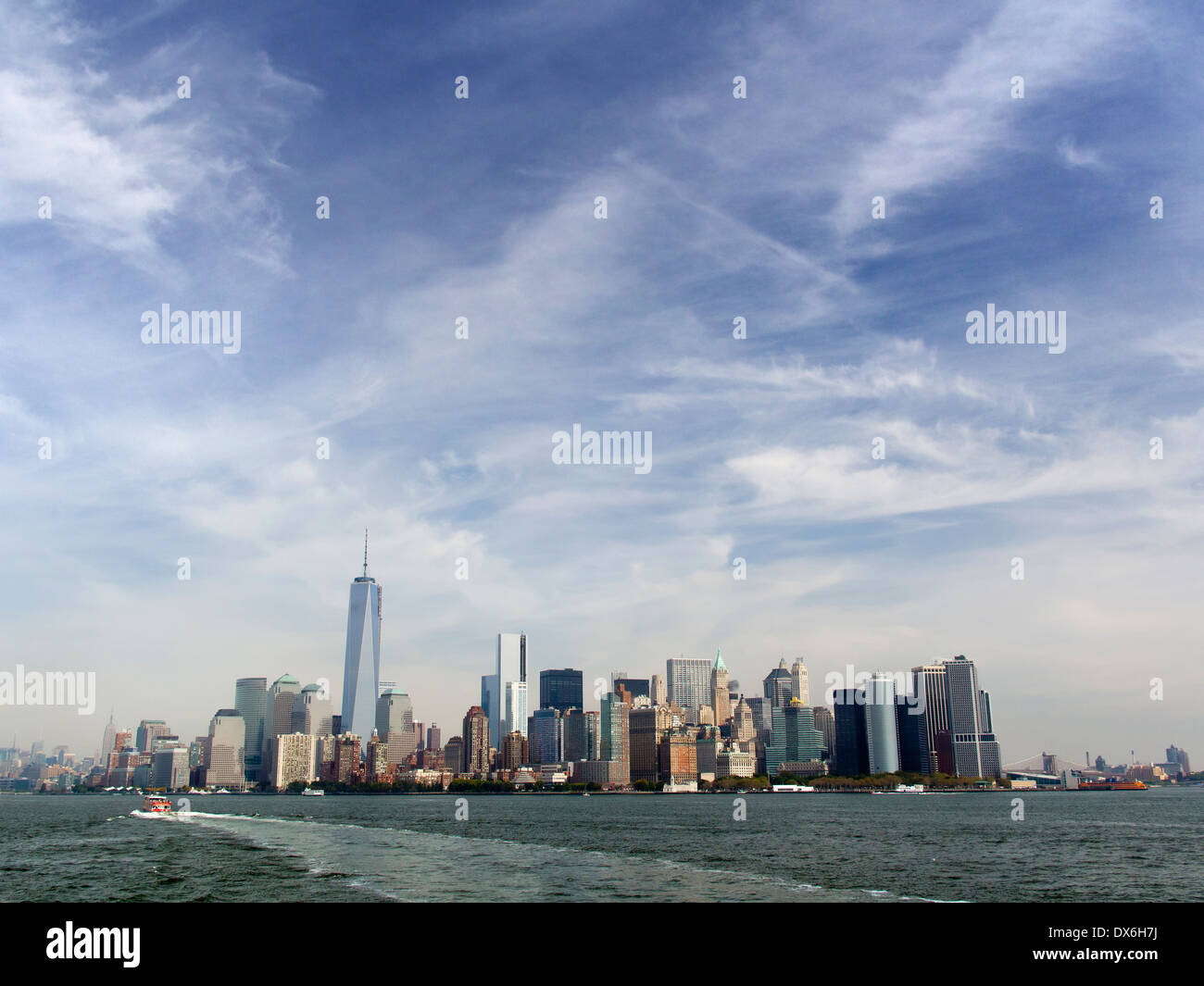 Skyline di Manhattan vista dall'East River, New York Foto Stock