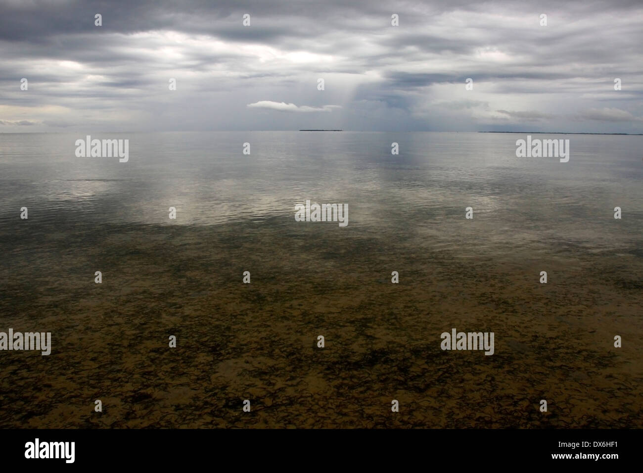 Isola tropicale lontano nella linea di orizzonte sotto la pioggia tropicale, Mozambico. Foto Stock