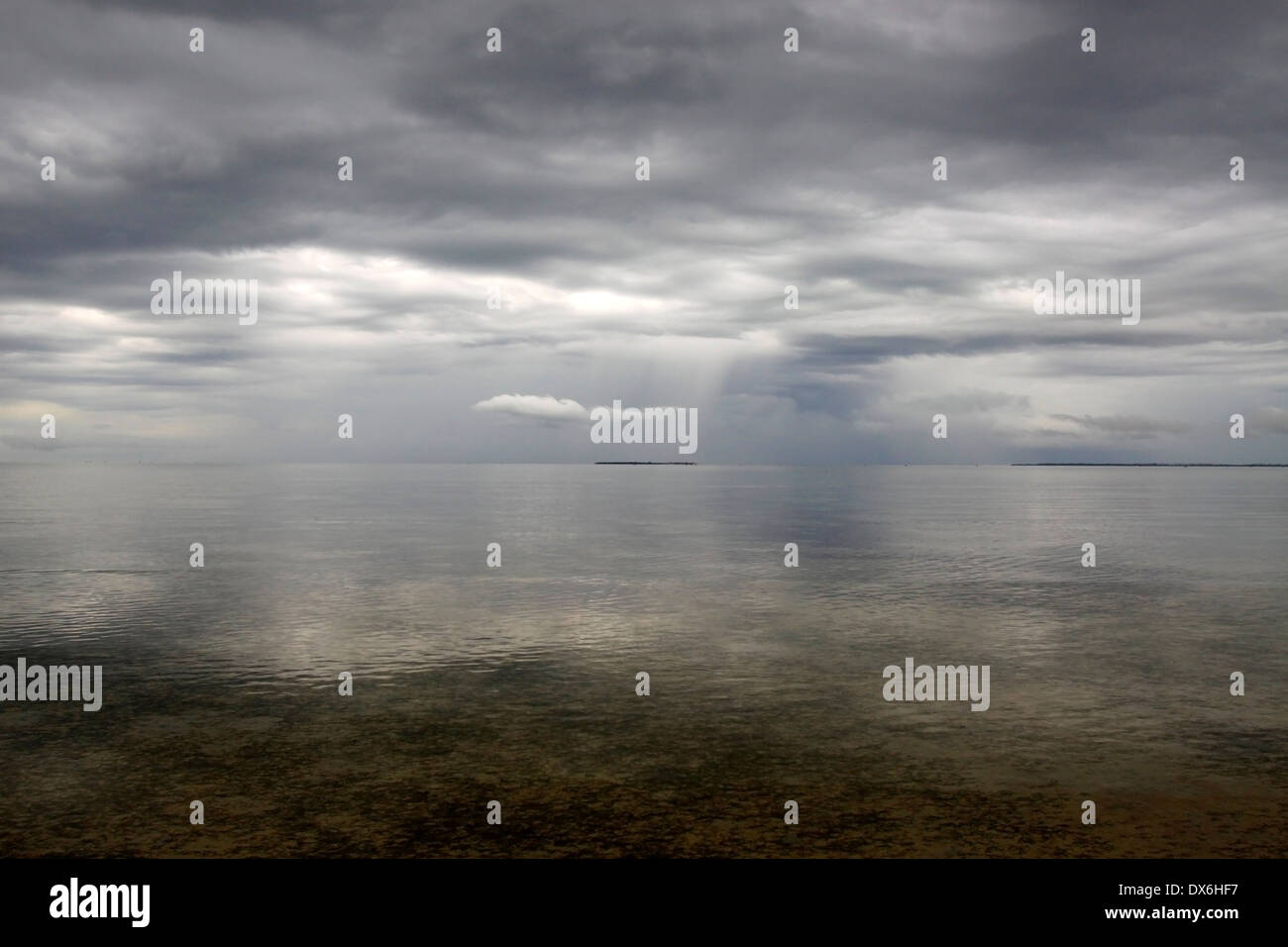 Isola tropicale lontano nella linea di orizzonte sotto la pioggia tropicale, Mozambico. Foto Stock