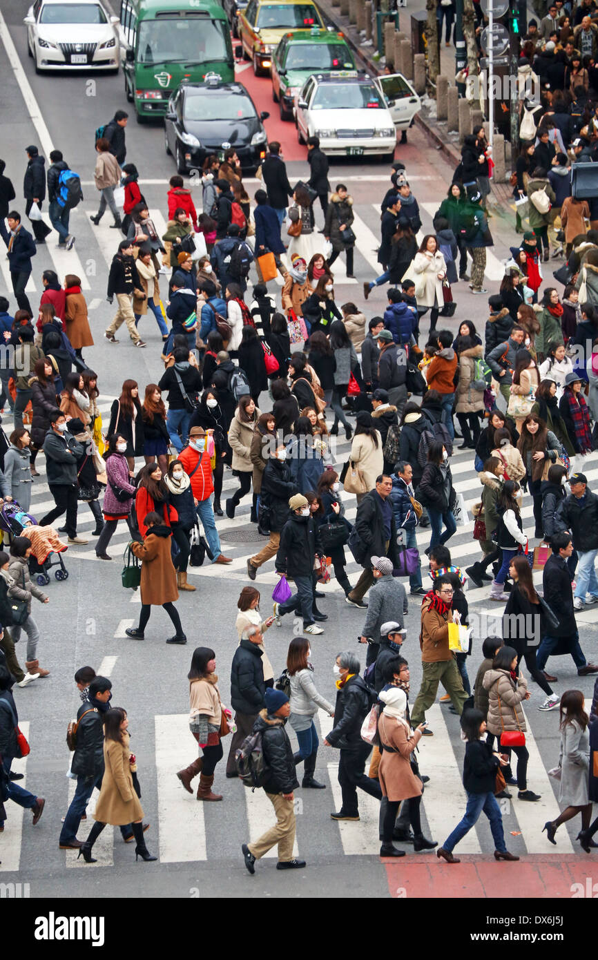 Folle di persone nelle ore di punta attraversare le strisce pedonali in Shibuya, Tokyo, Giappone Foto Stock