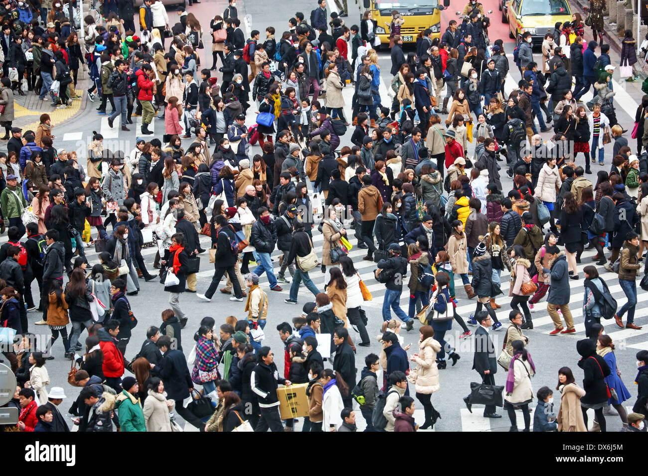 Folle di persone nelle ore di punta attraversare le strisce pedonali in Shibuya, Tokyo, Giappone Foto Stock