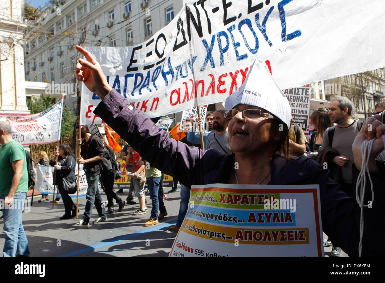 Atene, Grecia. Xix Mar, 2014. La gente protesta nel centro di Atene contro il programma di mobilità e di eventuali licenziamenti nel settore pubblico. Credito: Aristidis Vafeiadakis/ZUMAPRESS.com/Alamy Live News Foto Stock